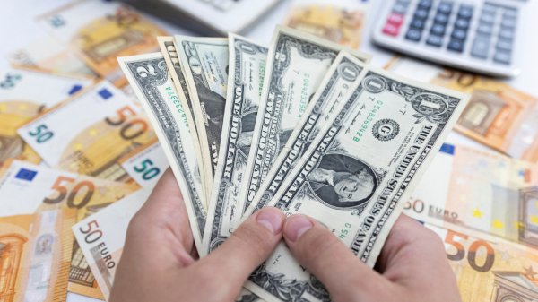 Dólar toca pico de un mes frente al euro por optimismo comercial