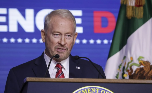 En vísperas de aranceles, Ronald Johnson destaca lucha conjunta México-EU contra “narcoterroristas”