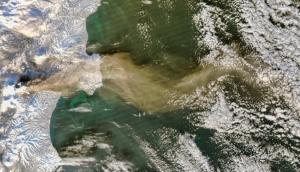 Entra en erupción el volcán activo más alto de Euroasia tras sismo de magnitud 8.8 en Rusia