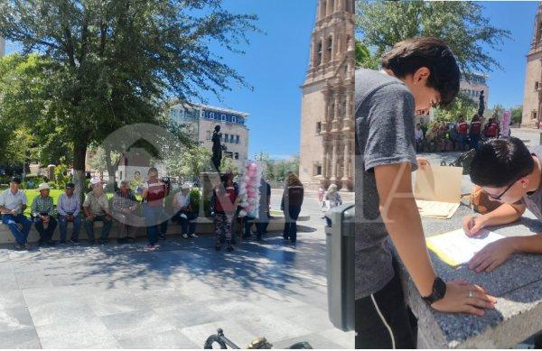 Morena afiliando adultos mayores, mientras los jóvenes llenan solicitud de empleo