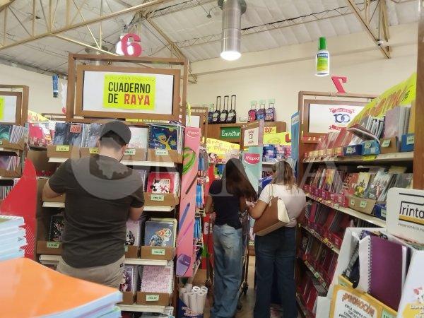 Por regreso a clases comienza a aumentar afluencia en papelerías de Chihuahua