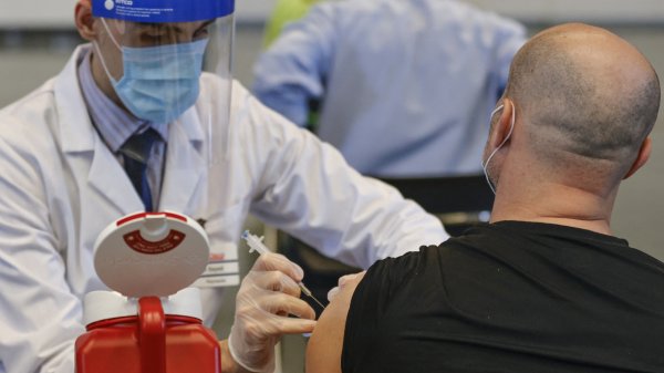 Vinay Prasad, máximo jefe de vacunas en la FDA, deja la agencia tras 90 días de mando