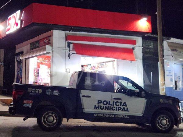 Motociclista armado comete asalto en tienda Six