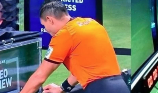 ¡De risa! El árbitro mexicano Marco Antonio ‘Gato’ Ortiz se inventa un penalti y revisa la pantalla del VAR sin imagen