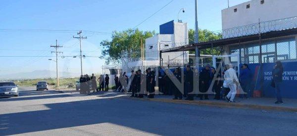 Se manifiestan custodios del Sistema Penitenciario; piden pago de prestaciones y respeto al horario laboral