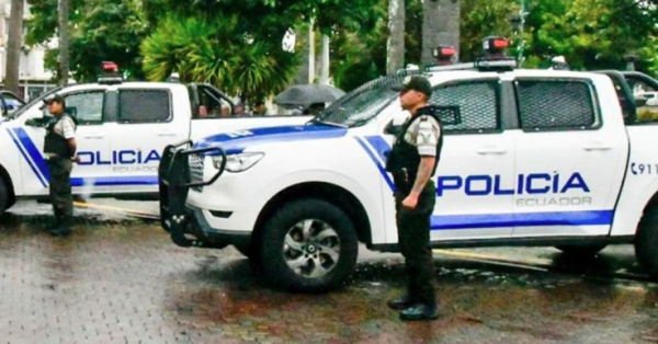 Hallan cinco cuerpos calcinados dentro de un vehículo en una zona costera de Ecuador