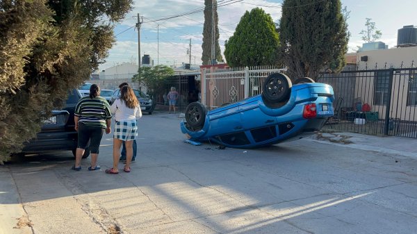 Conductora vuelca su vehículo tras chocar contra auto estacionado en la colonia Quintas Carolinas
