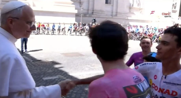 El mexicano Isaac del Toro saluda al papa León XIV en el cierre del Giro de Italia, en donde firmó un histórico segundo lugar