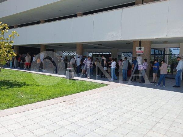 Largas filas de votantes en la casilla instalada en la Universidad La Salle