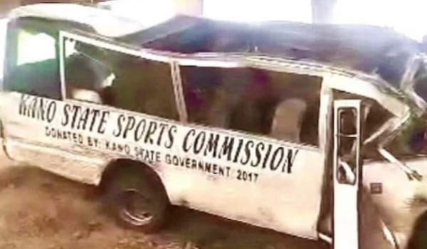 Autobús cae de puente en Nigeria y mueren 22 atletas en Nigeria