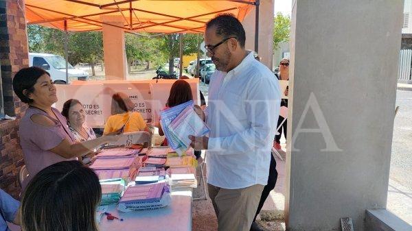 Vota Juan Carlos Loera por candidatos al Poder Judicial