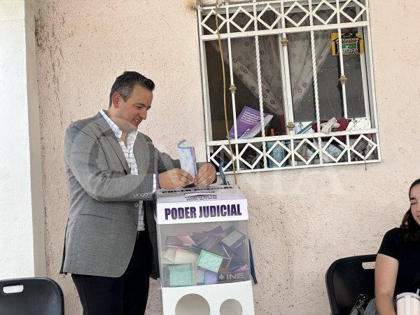 Acude Bonilla a votar en la elección judicial