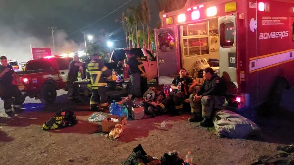 Incendio alcanzó una little caesars y tienda naturista en carretera Aldama