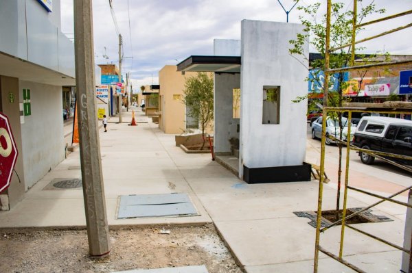Por concluir instalación de mobiliario urbano y quitado de cableado aéreo en Paseo Zaragoza de Meoqui