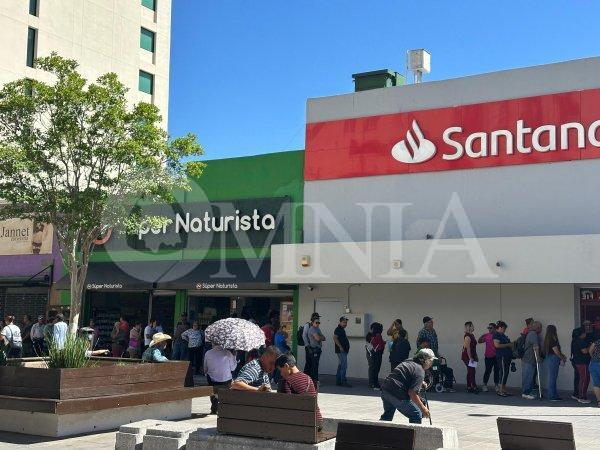 Reanudan entregas de apoyos sociales y genera largas filas en bancos de la Capital