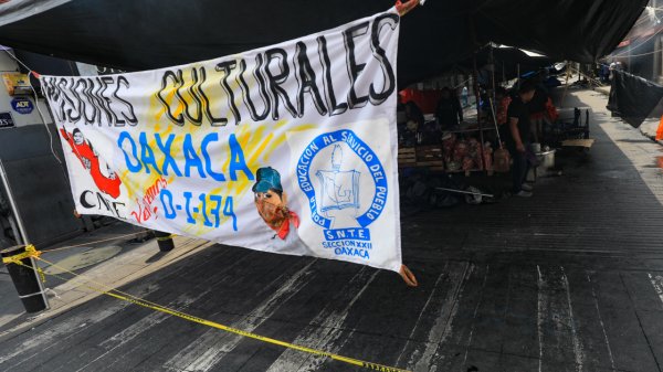 CNTE mantiene plantón en el Zócalo; alista nuevas marchas en la CDMX pese a diálogo con Segob