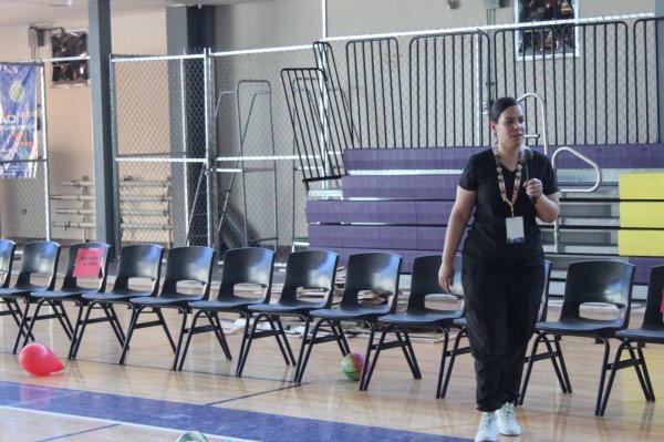 Imparte IMPAS sesión de Matrogimnasia para familias del CAM 7009
