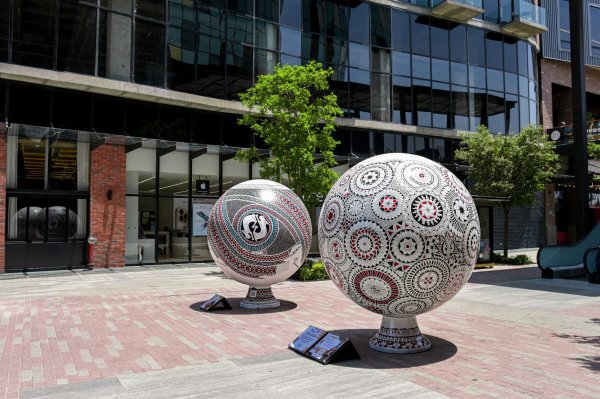 Invita Gobierno del Estado a visitar la exposición temporal “De Chihuahua para el mundo, esferas monumentales de Mata Ortíz” en Distrito Uno
