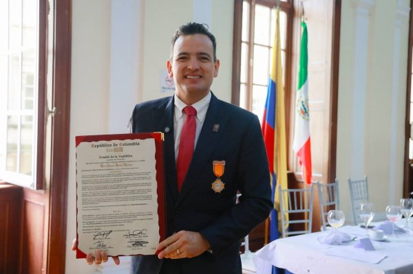 Recibe alcalde Marco Bonilla reconocimiento del Senado de Colombia por políticas públicas familiares y de seguridad