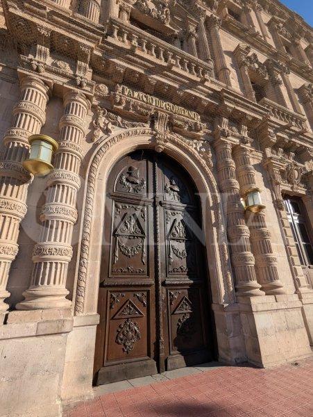 Por manifestación de Aras cierran Palacio de Gobierno