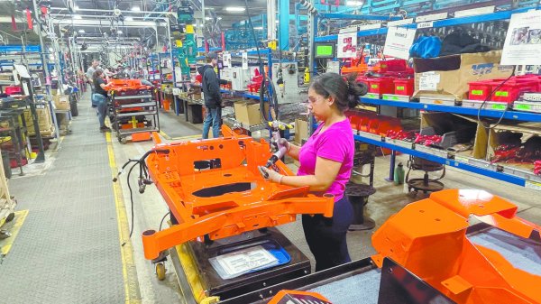 Creación de empleo en sector privado de EU decepciona y desata la ira de Trump contra la Fed
