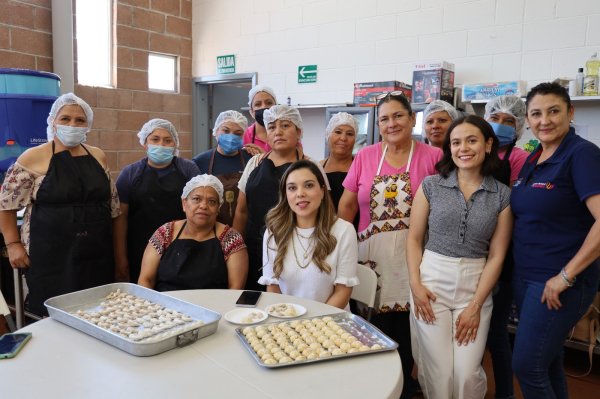 Concluye Municipio curso de repostería en colonia Punta Oriente