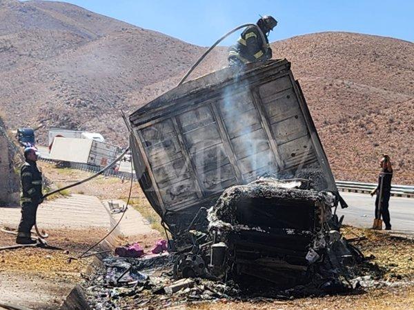 Fuerte accidente en Libramiento Oriente deja vehículo calcinado y  personas lesionadas