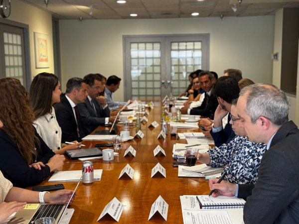 “Vamos a llevar la voz de los paisanos al Capitolio”: Senadores buscarán frenar impuesto a remesas
