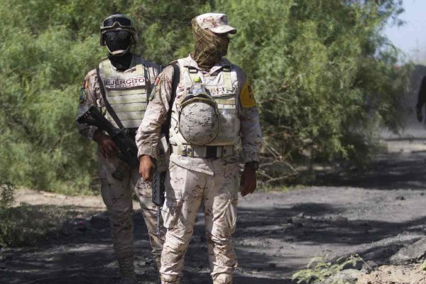 Once detenidos por explosión de mina en Michoacán son exmilitares colombianos, confirma Petro
