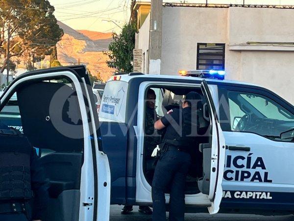 Detienen a hombre intoxicado y armado tras agresiones en tienda Oxxo