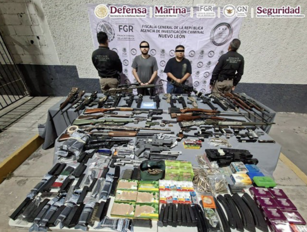 Detienen a tres sujetos en Monterrey con arsenal de 64 armas