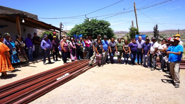 Entrega Mario Vázquez material para construcción de techos a familias de Ampliación La Noria