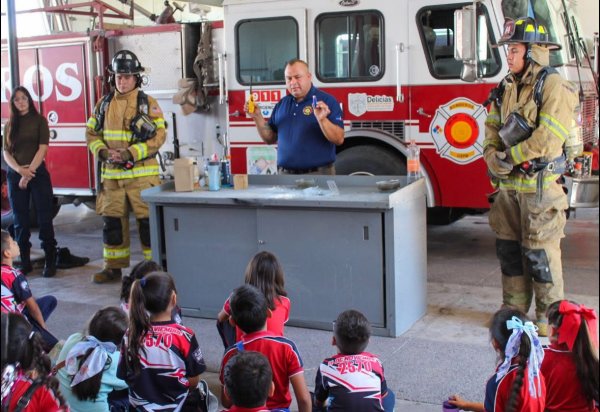 Fomenta Bomberos de Delicias cultura de prevención con alumnos de la 20 de Noviembre