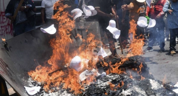CNTE cumple 21 días de paro: maestros de la CETEG incendian edificio del SNTE