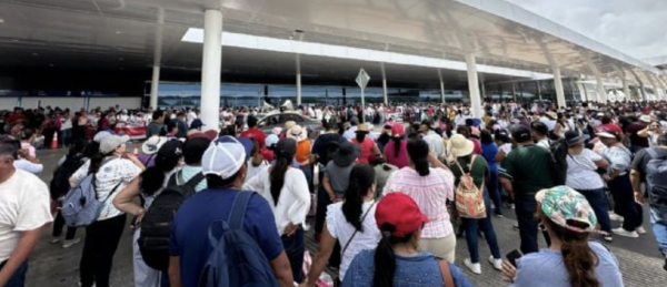 La CNTE bloquea el acceso al aeropuerto de Mérida