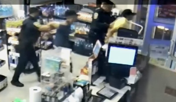 Dos adolescentes con arma en apariencia de fuego fueron detenidos tras intentar asalto a OXXO