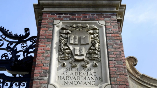 Jueza federal detiene la suspensión de visados a alumnos extranjeros de Harvard ordenada por Trump