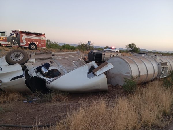 Atiende Protección Civil Municipal volcadura de pipa de combustible en carretera a Juárez