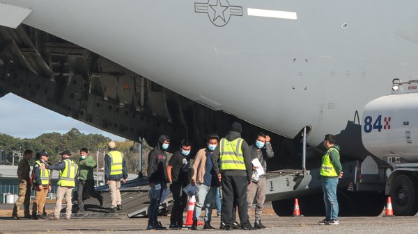 Llegan a Chile otros 43 migrantes deportados por Estados Unidos