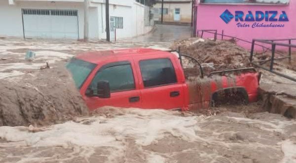 (Video) Lluvias arrastran decenas de autos en Durango, hasta el momento solo hay perdidas materiales