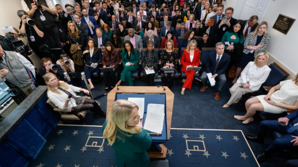 Corte permite a Trump bloquear temporalmente el acceso de Associated Press a la Casa Blanca