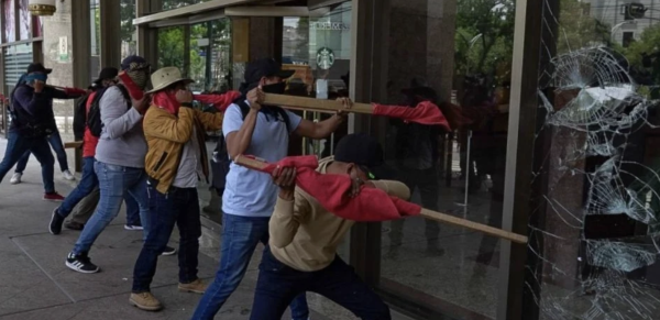 Encapuchados vandalizan la Secretaría del Bienestar en marcha de la CNTE