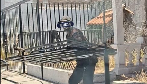 En oportuna acción, policia municipal detiene a sujeto que desprendia barandal en casa de la Zarco (Video)