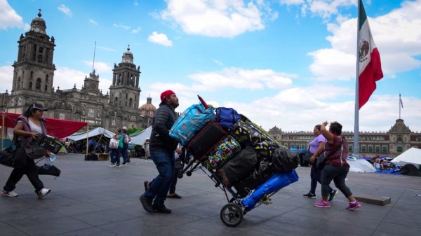 La CNTE comienza a retirarse del Zócalo de la CDMX