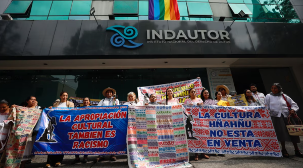 Artesanas otomíes denuncian a empresaria por la apropiación indebida de su iconografía en CDMX