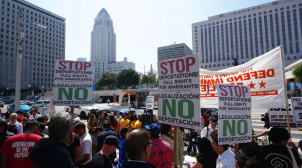 SRE habilita líneas de apoyo a migrantes en Los Ángeles tras redadas masivas en el condado