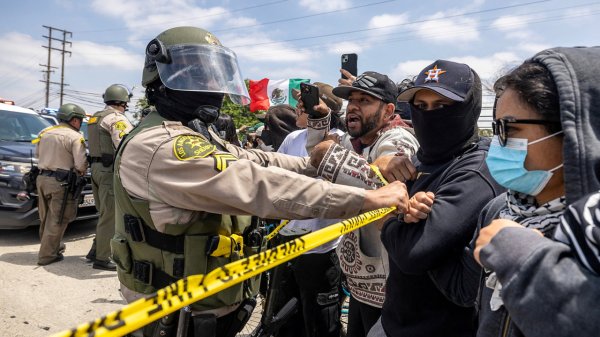 Manifestantes siguen protesta en Los Ángeles contra el servicio de inmigración