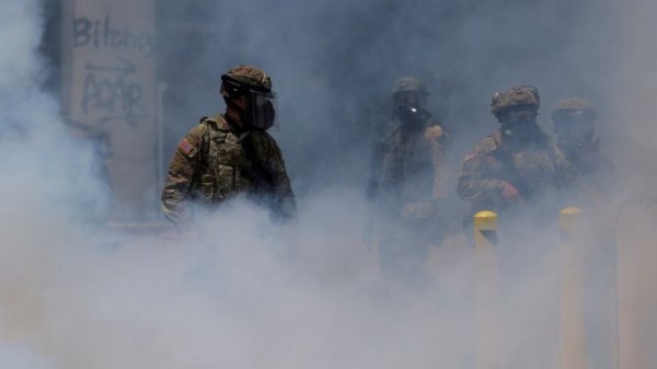 Guardia Nacional de EU lanza gases lacrimógenos a manifestantes en Los Ángeles