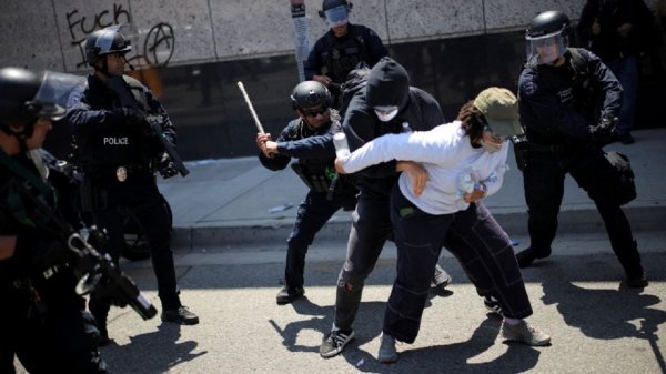 Policía de Los Ángeles autoriza el uso de balas de goma y la detención de manifestantes