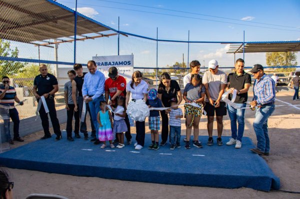 Inaugura Miriam Soto rehabilitación de Parque de Beisbol en la comunidad de “El Bombeo”